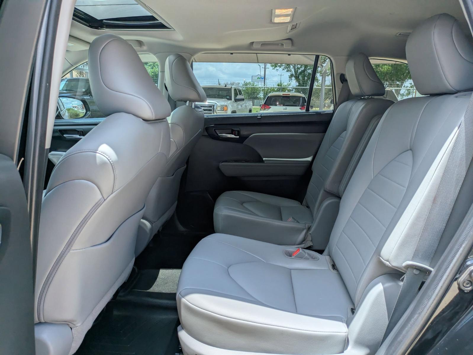 2021 Toyota Highlander Vehicle Photo in SELMA, TX 78154-1460