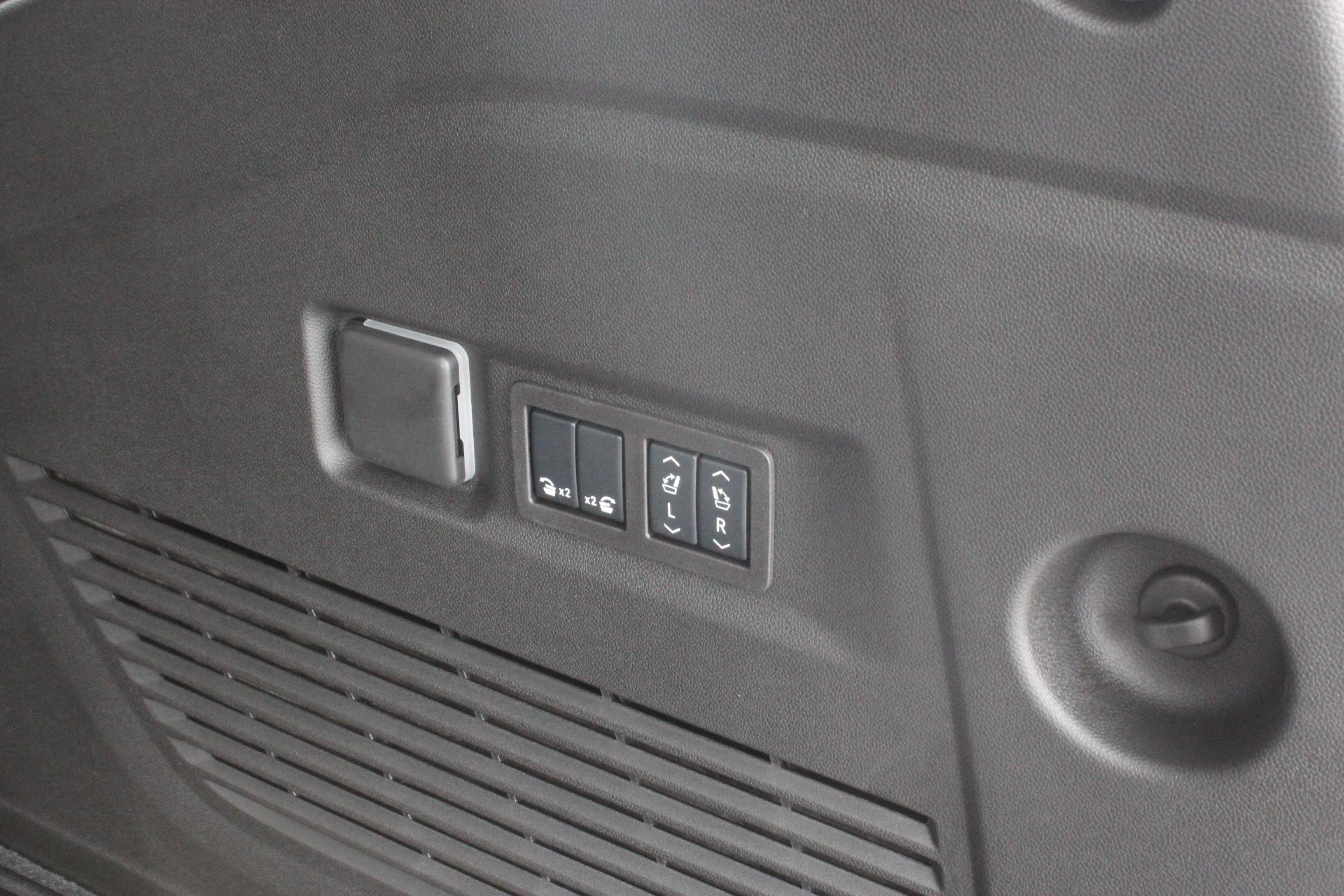 2025 GMC Yukon XL Vehicle Photo in AURORA, CO 80012-4011