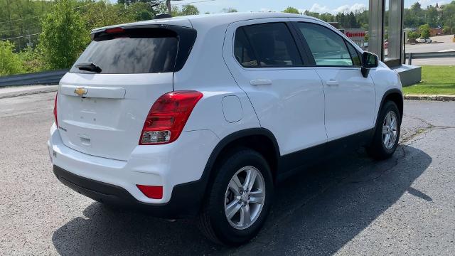 2022 Chevrolet Trax Vehicle Photo in MOON TOWNSHIP, PA 15108-2571