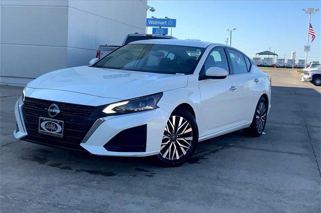 2023 Nissan Altima Vehicle Photo in TOPEKA, KS 66609-0000