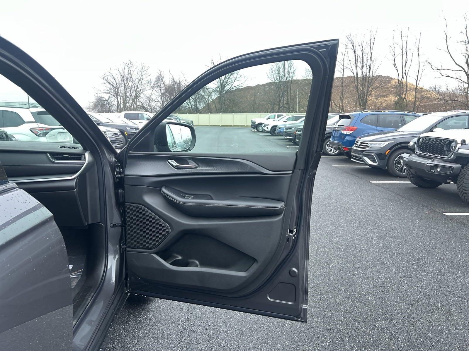 2025 Jeep Grand Cherokee L Vehicle Photo in Mechanicsburg, PA 17050-1707
