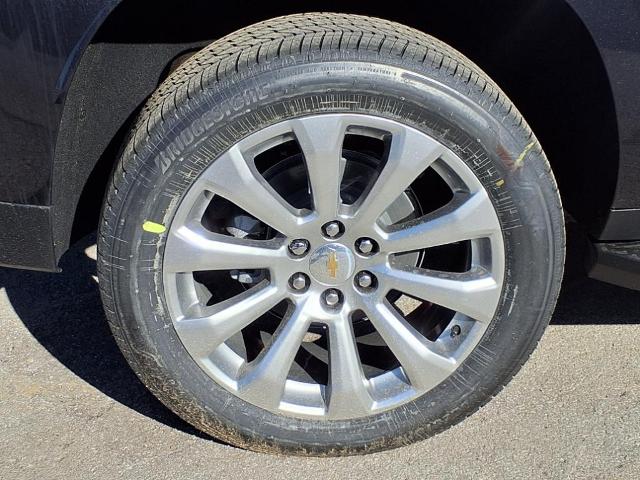 2025 Chevrolet Suburban Vehicle Photo in Denton, TX 76205