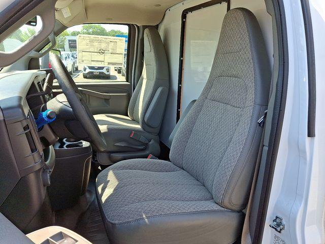 2025 Chevrolet Express Cutaway 3500 Vehicle Photo in DANBURY, CT 06810-5034