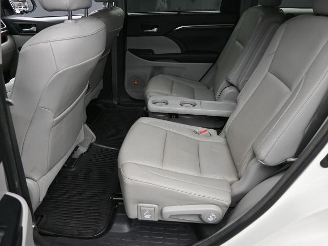 2016 Toyota Highlander Vehicle Photo in Cedar Rapids, IA 52402