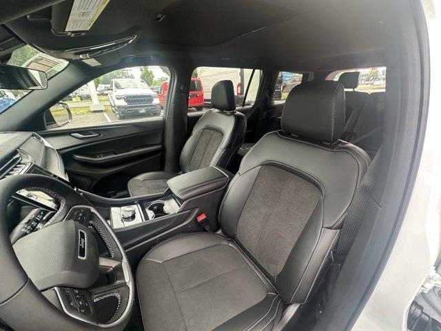 2025 Jeep Grand Cherokee L Vehicle Photo in Doylsetown, PA 18901