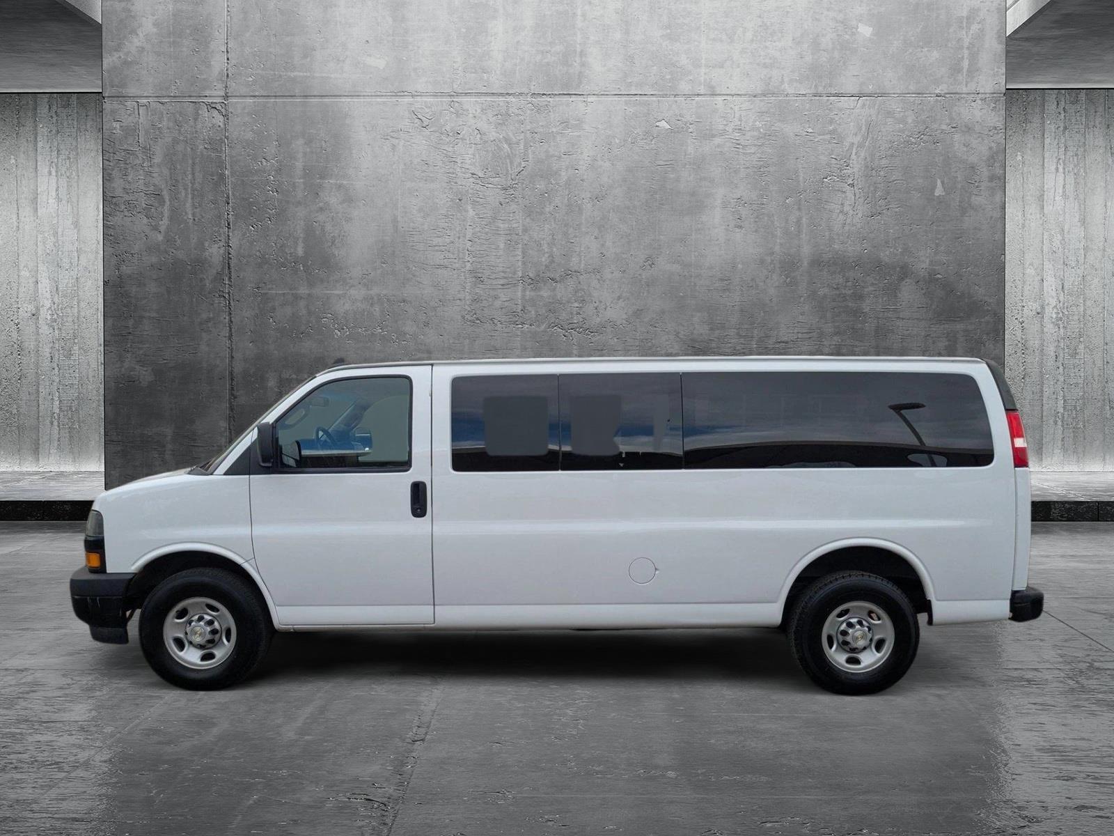2022 Chevrolet Express Passenger 3500 Vehicle Photo in LONE TREE, CO 80124-2750