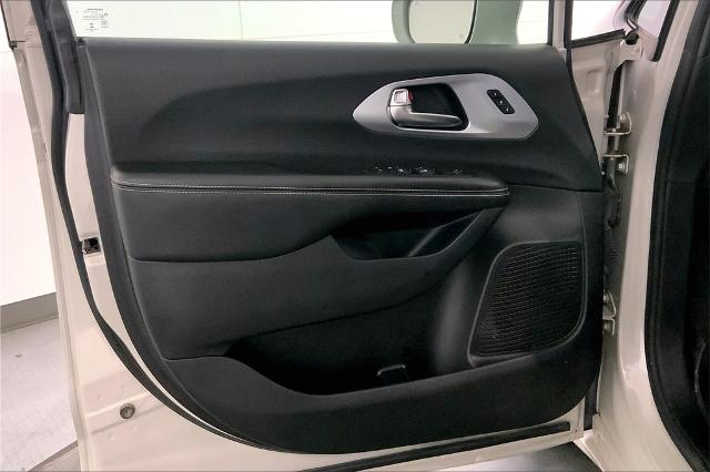 2021 Chrysler Pacifica Vehicle Photo in Lees Summit, MO 64086