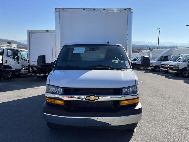 2024 Chevrolet Express Cutaway 3500 Vehicle Photo in ALCOA, TN 37701-3235