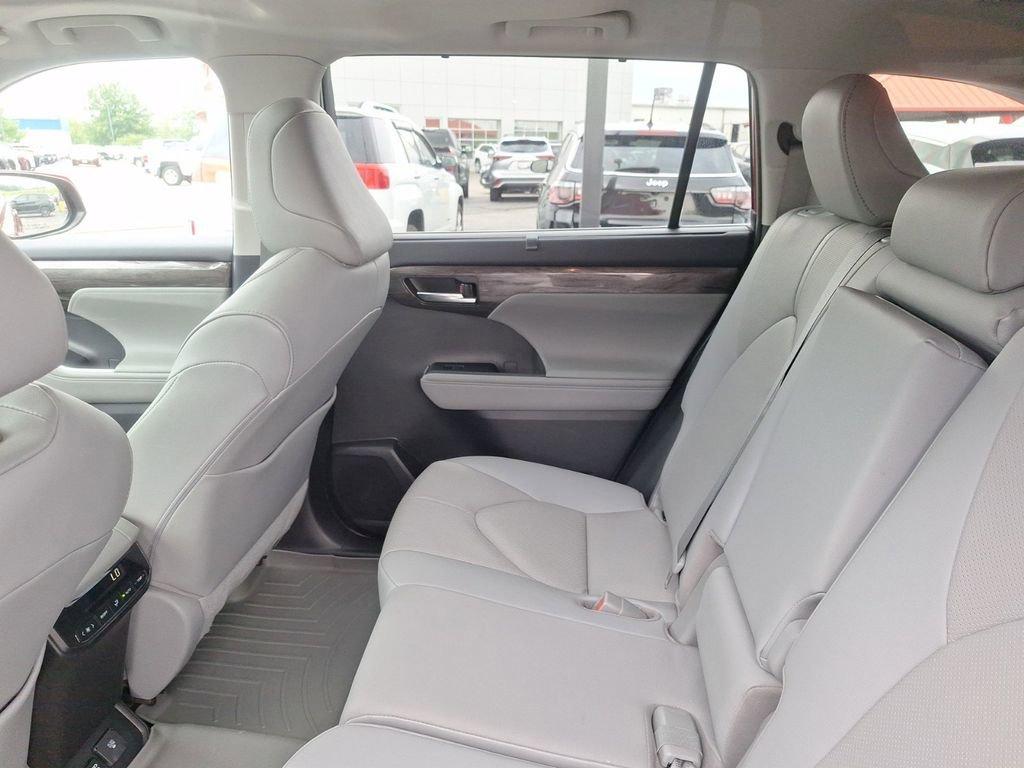 2020 Toyota Highlander Vehicle Photo in Marion, IA 52302
