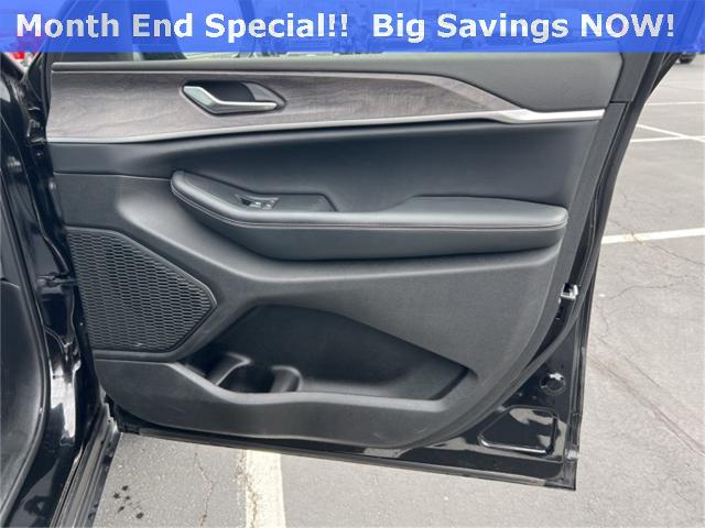 2023 Jeep Grand Cherokee L Vehicle Photo in GREEN BAY, WI 54304-5303