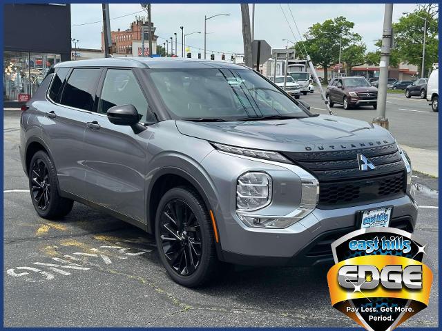 2023 Mitsubishi Outlander Vehicle Photo in Roslyn, NY 11576