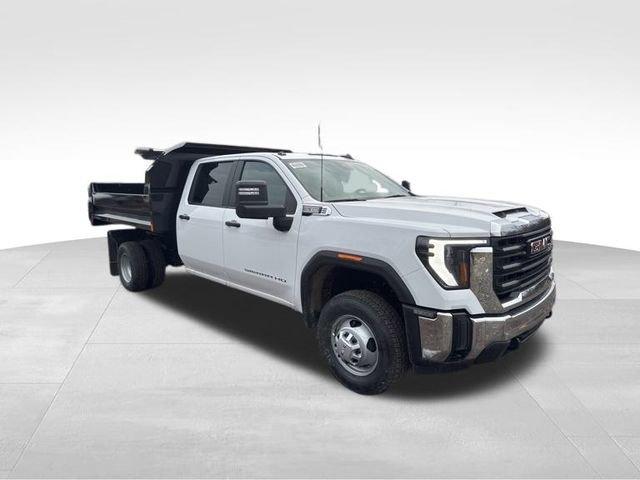 2025 GMC Sierra 3500 HD Chassis Cab Vehicle Photo in MEDINA, OH 44256-9631