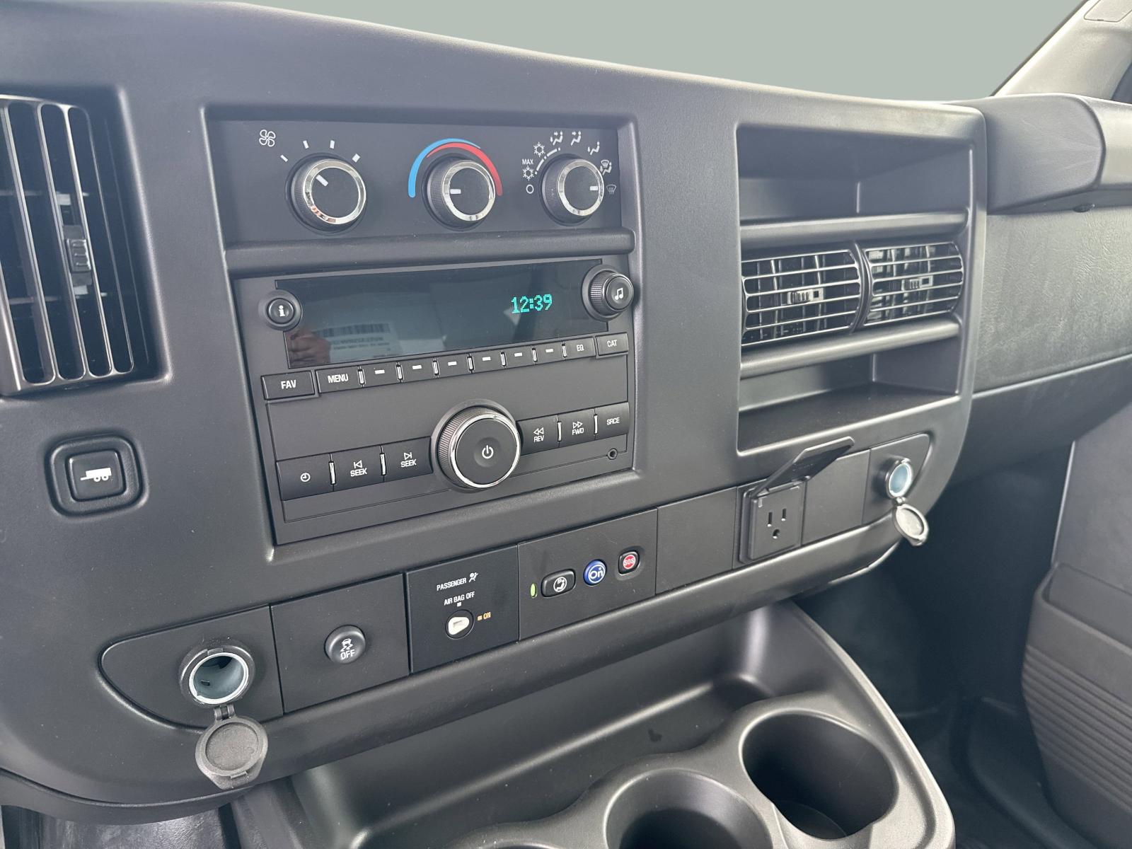 2025 Chevrolet Express Cutaway 3500 Vehicle Photo in GEORGETOWN, TX 78626-7508