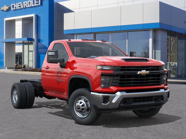2025 Chevrolet Silverado 3500 HD Chassis Cab Vehicle Photo in DANBURY, CT 06810-5034