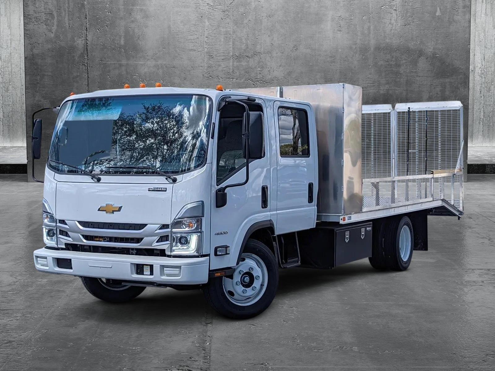 2024 Chevrolet Low Cab Forward 4500 Vehicle Photo in GREENACRES, FL 33463-3207