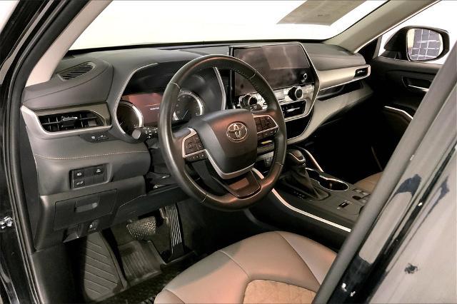 2023 Toyota Highlander Vehicle Photo in Lees Summit, MO 64086