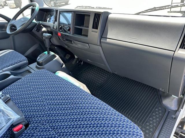 2024 Chevrolet Low Cab Forward 5500 HG Vehicle Photo in COLUMBIA, MO 65203-3903