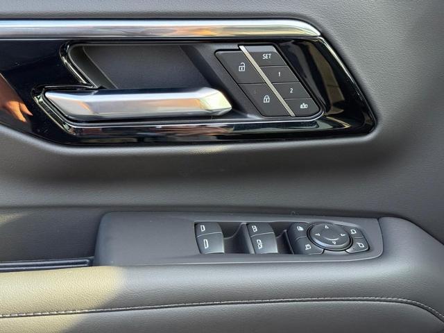 2025 Chevrolet Suburban Vehicle Photo in COLUMBIA, MO 65203-3903