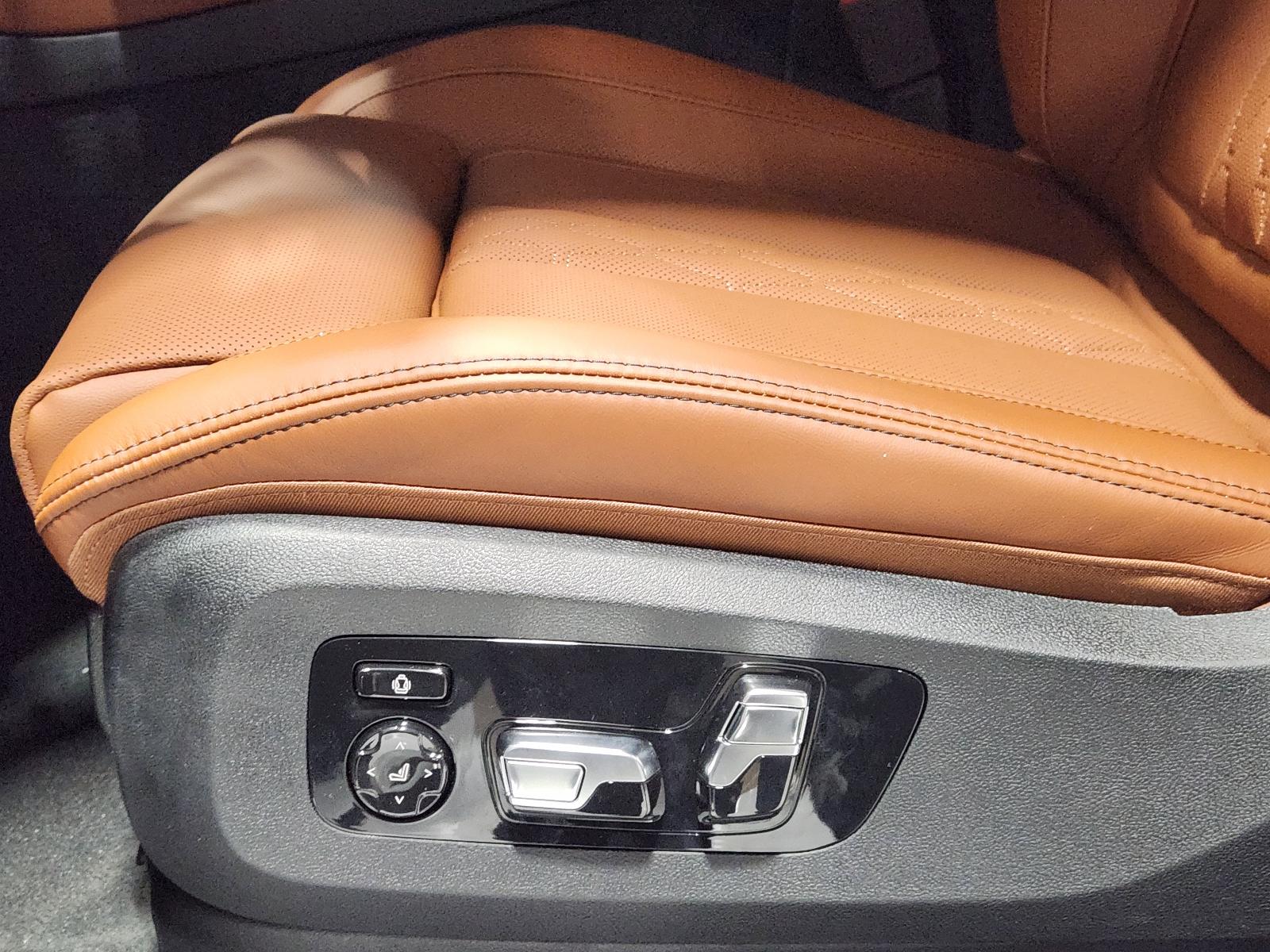 2025 BMW X6 M60i Vehicle Photo in GRAPEVINE, TX 76051