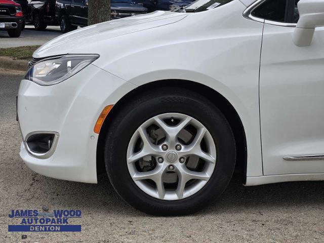 2017 Chrysler Pacifica Vehicle Photo in DENTON, TX 76210-9321