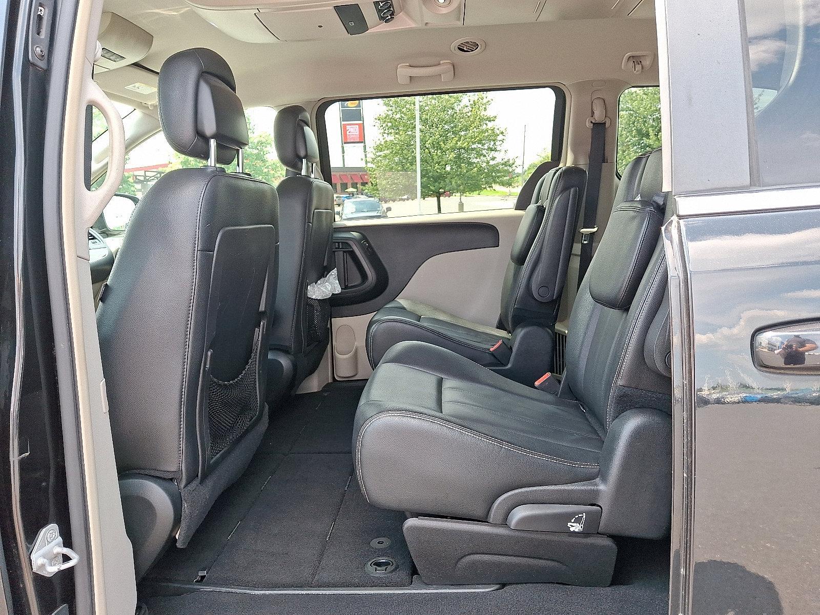 2016 Chrysler Town & Country Vehicle Photo in Harrisburg, PA 17111