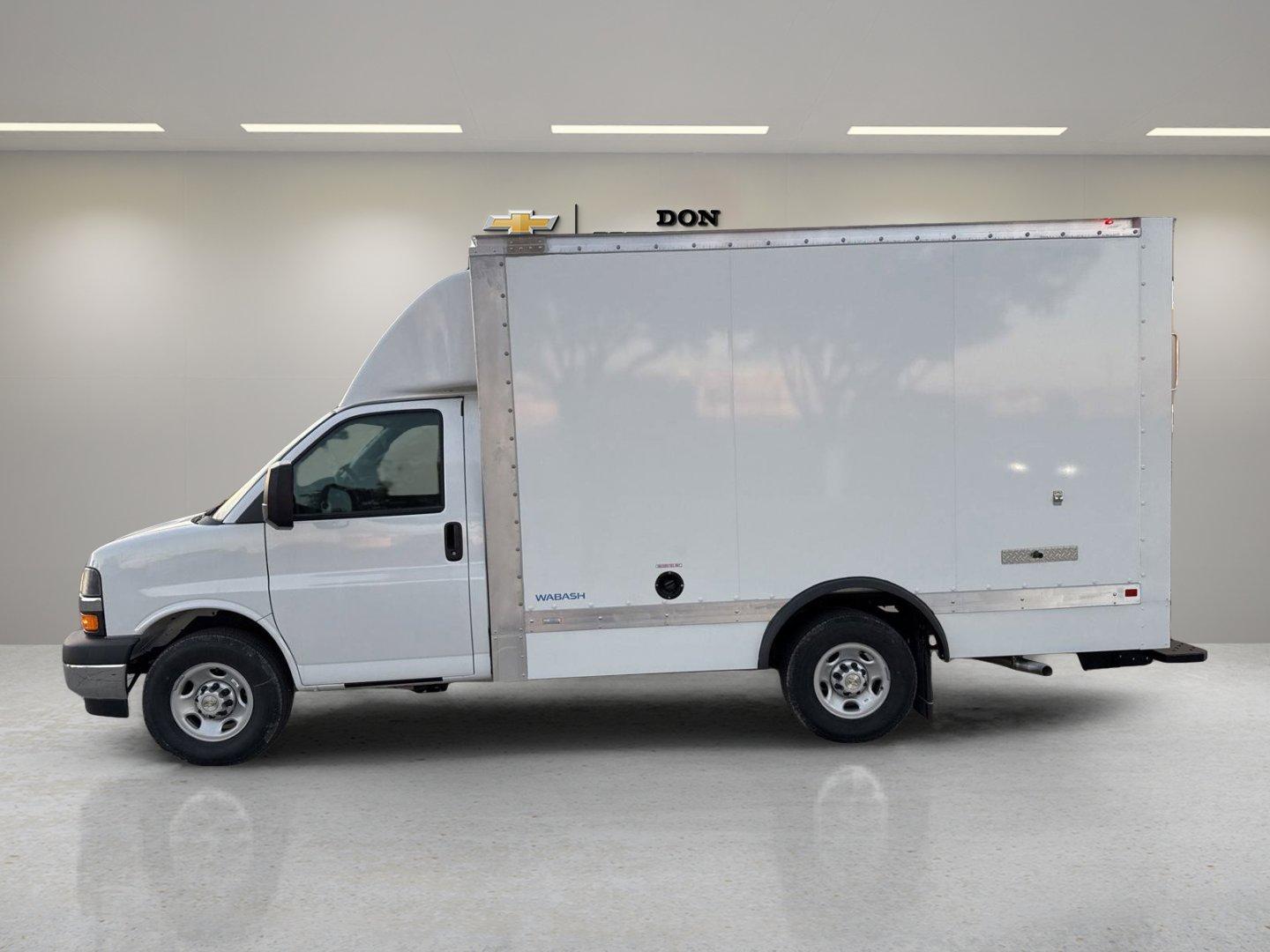 2024 Chevrolet Express Cutaway 3500 Vehicle Photo in GEORGETOWN, TX 78626-7508