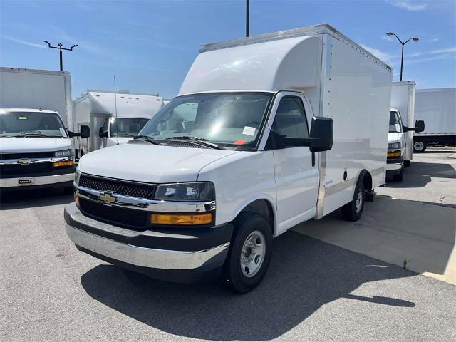 2024 Chevrolet Express Cutaway 3500 Vehicle Photo in ALCOA, TN 37701-3235