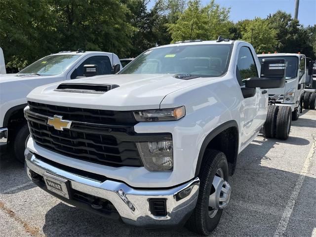 2024 Chevrolet Silverado 3500 HD Chassis Cab Vehicle Photo in ALCOA, TN 37701-3235