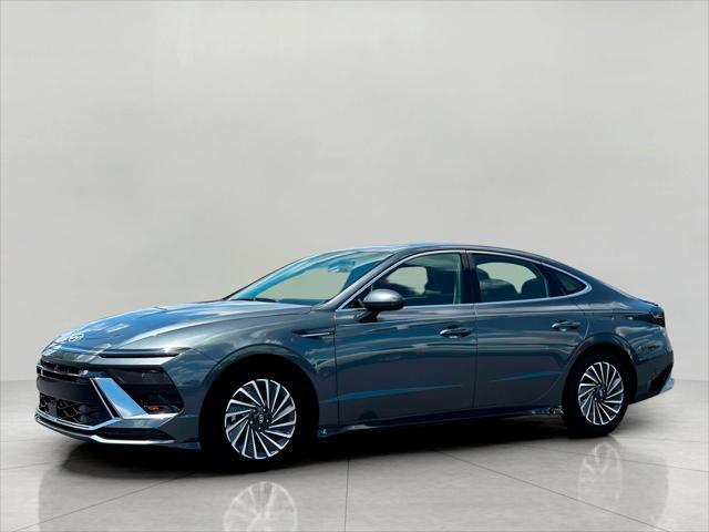 2025 Hyundai SONATA Hybrid Vehicle Photo in Green Bay, WI 54304