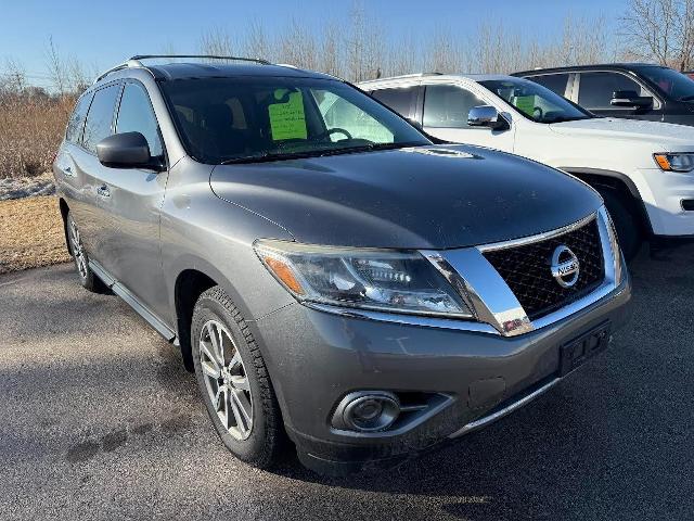 2015 Nissan Pathfinder Vehicle Photo in Kaukauna, WI 54130