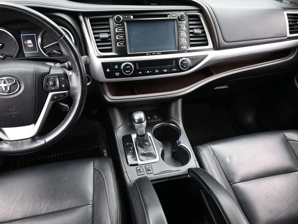 2018 Toyota Highlander Vehicle Photo in Cedar Rapids, IA 52402