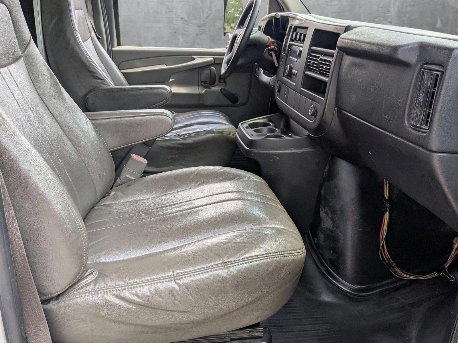 2013 Chevrolet Express Cutaway 3500 Vehicle Photo in PEMBROKE PINES, FL 33024-6534