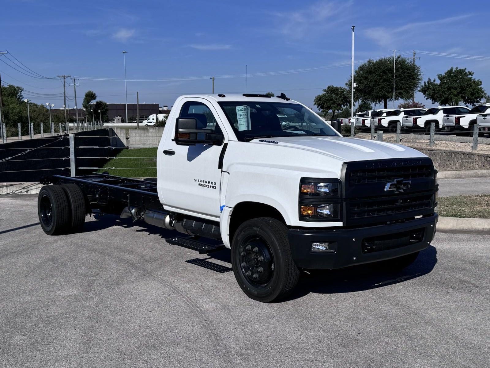 2024 Chevrolet Silverado 6500 HD Vehicle Photo in GEORGETOWN, TX 78626-7508