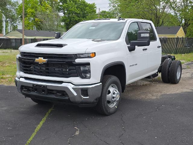2025 Chevrolet Silverado 3500 HD Chassis Cab Vehicle Photo in INDEPENDENCE, MO 64055-1314