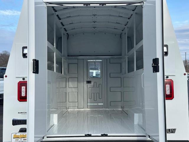 2024 GMC Savana Cutaway 3500 Vehicle Photo in COLUMBIA, MO 65203-3903