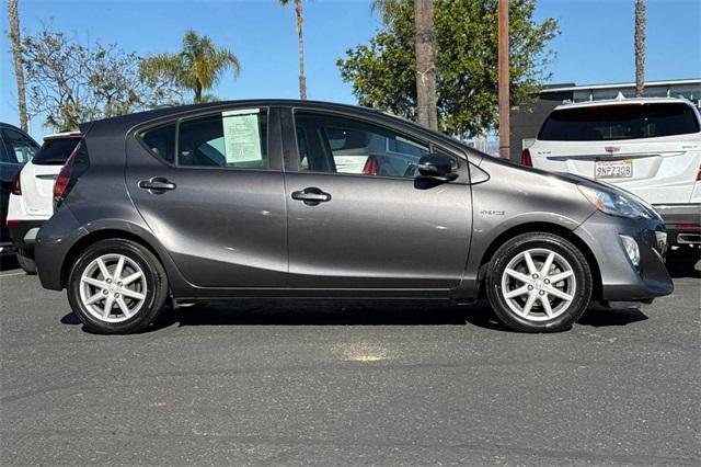 2016 Toyota Prius c Four photo 3