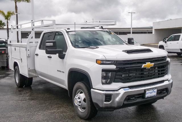 2025 Chevrolet Silverado 3500 HD CC Vehicle Photo in VENTURA, CA 93003-8585