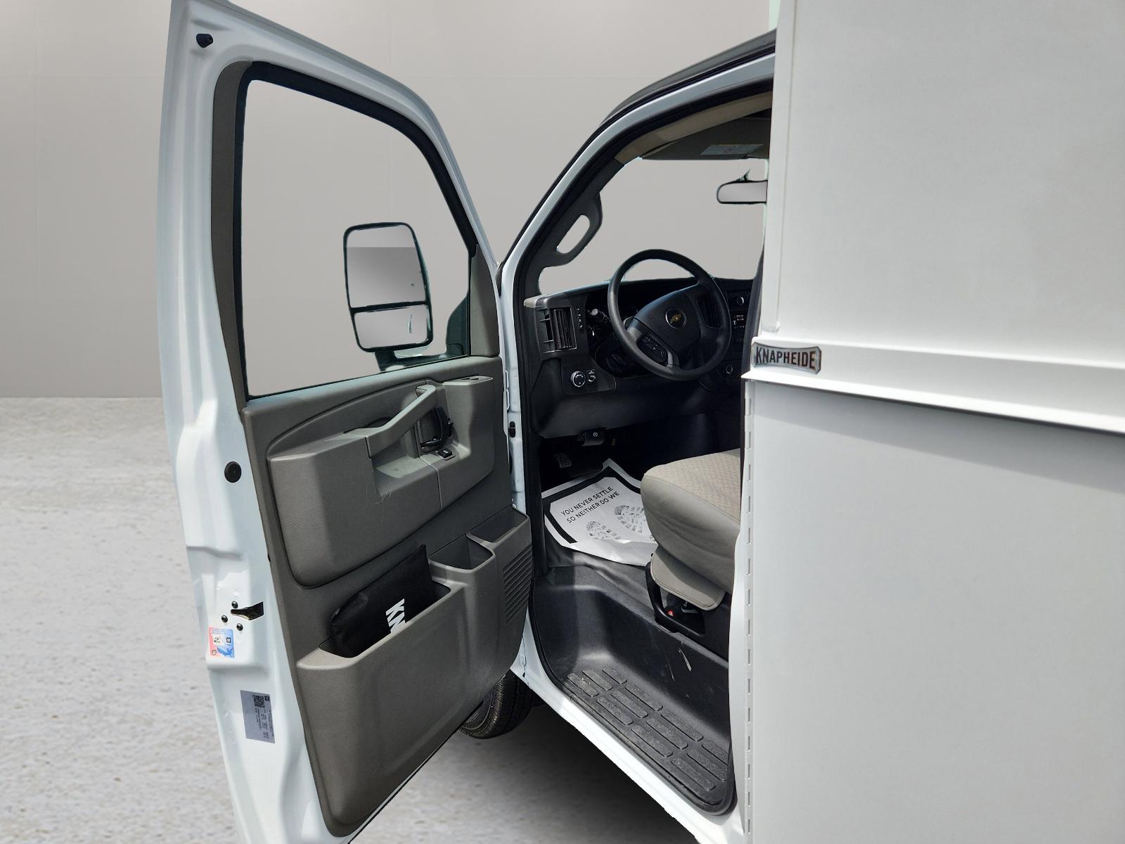 2025 Chevrolet Express Cutaway 3500 Vehicle Photo in GEORGETOWN, TX 78626-7508