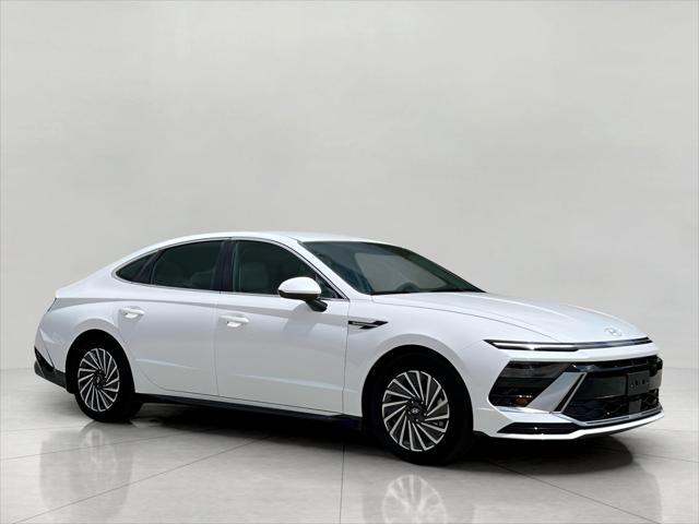 2025 Hyundai SONATA Hybrid Vehicle Photo in Green Bay, WI 54304