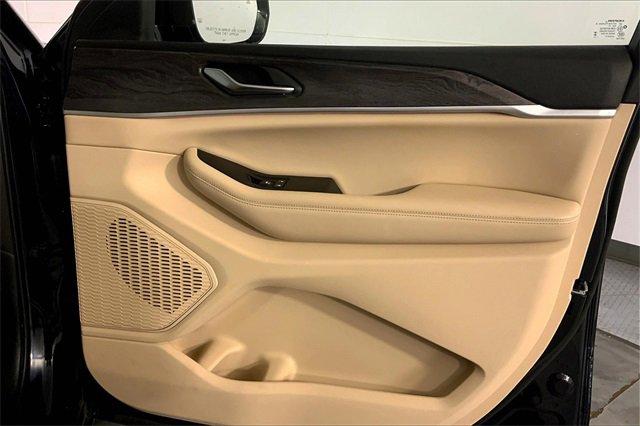 2023 Jeep Grand Cherokee L Vehicle Photo in KANSAS CITY, MO 64114-4545