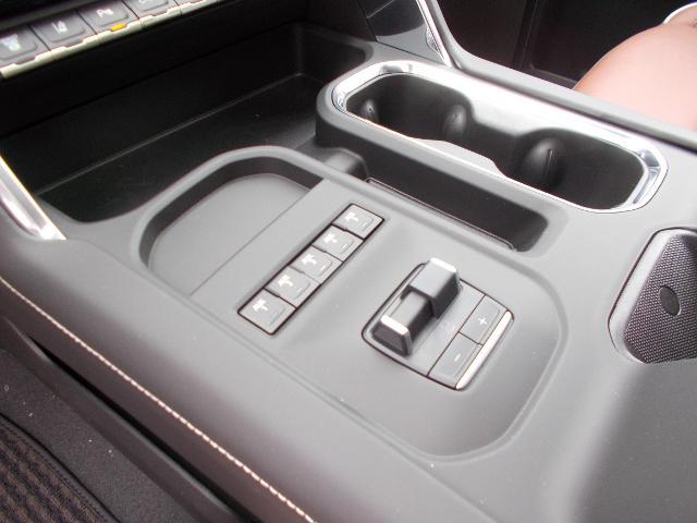 2025 GMC Sierra 2500 HD Vehicle Photo in LOWELL, MA 01852-4336
