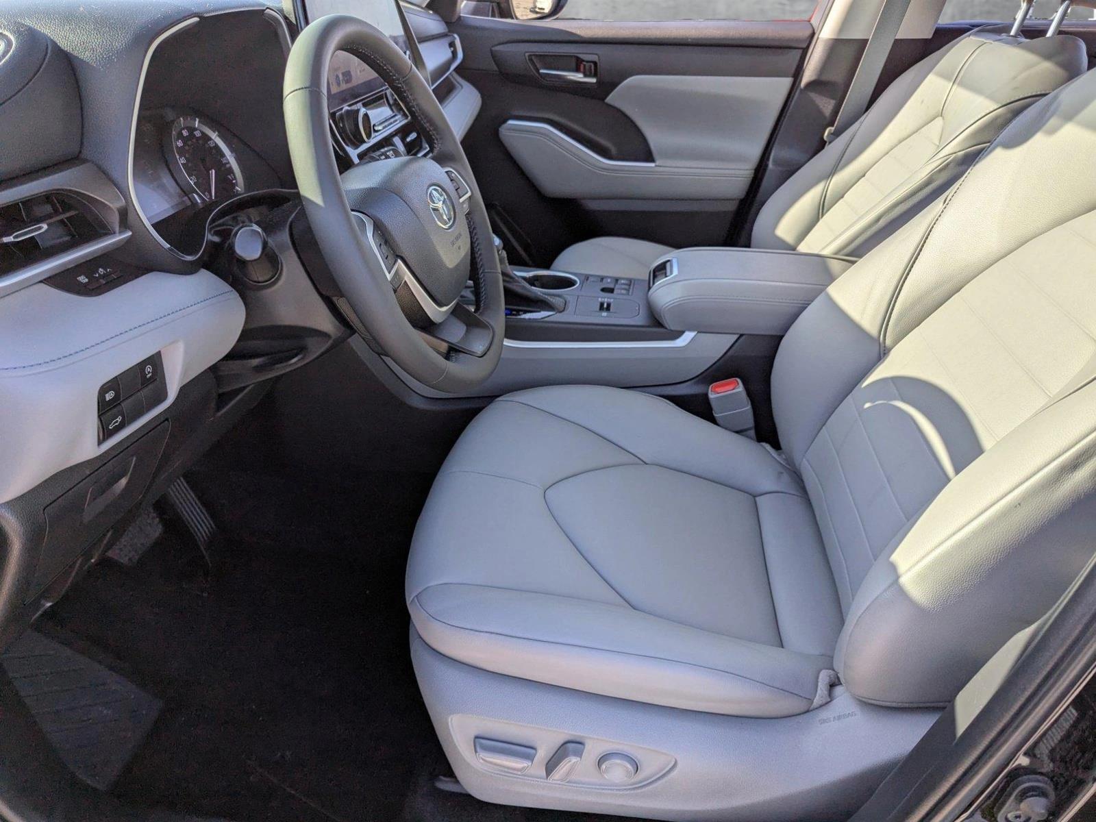 2023 Toyota Highlander Vehicle Photo in Ft. Myers, FL 33907