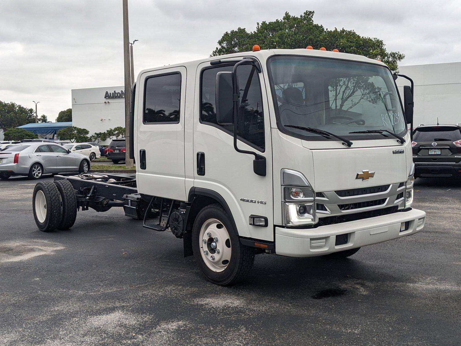 2024 Chevrolet Low Cab Forward 4500 Vehicle Photo in GREENACRES, FL 33463-3207