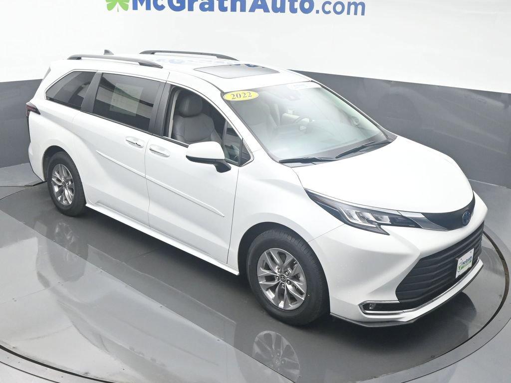 2022 Toyota Sienna Vehicle Photo in Cedar Rapids, IA 52402