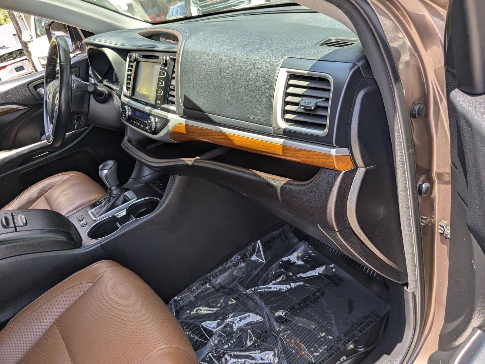 2018 Toyota Highlander Vehicle Photo in Tampa, FL 33614