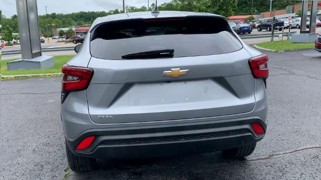 2024 Chevrolet Trax Vehicle Photo in MOON TOWNSHIP, PA 15108-2571