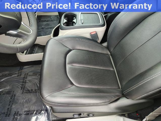 2024 Chrysler Pacifica Vehicle Photo in GREEN BAY, WI 54304-5303