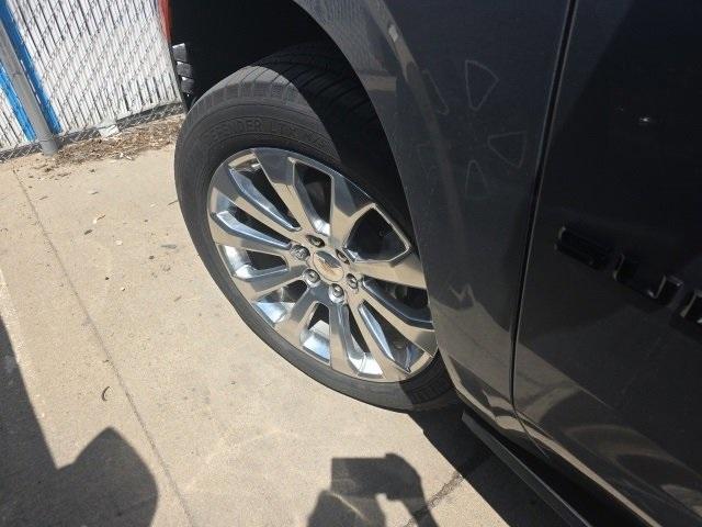 2022 Chevrolet Suburban Vehicle Photo in ENGLEWOOD, CO 80113-6708