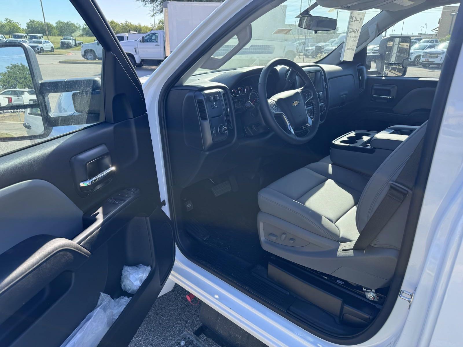 2024 Chevrolet Silverado 6500 HD Vehicle Photo in GEORGETOWN, TX 78626-7508