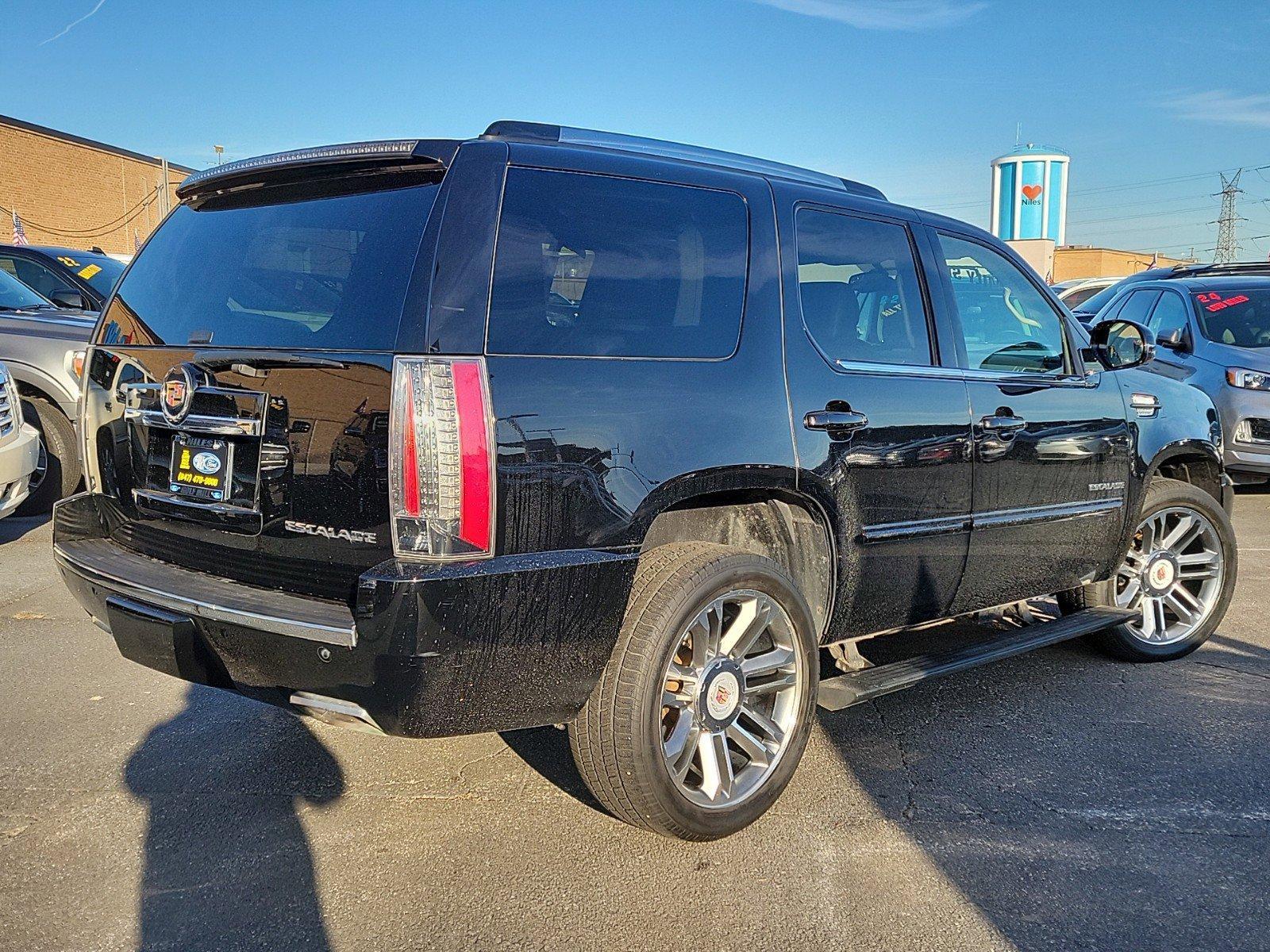 2013 Cadillac Escalade Vehicle Photo in Saint Charles, IL 60174